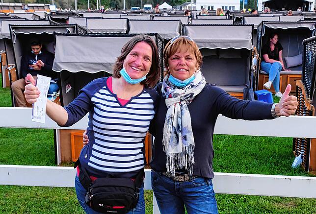 Brigitte Wahl (links) und Brigitte Gehrke aus Hilzingen freuen sich über den Auftritt von Bülent Ceylan beim Strandkorb Open-Air in ...