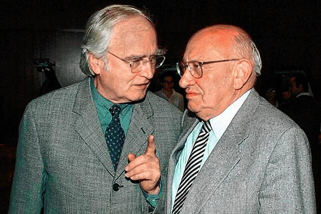Martin Walser (links) und Literaturkritiker Marcel Reich-Ranicki. Zwischen ihnen bestand ein angespanntes Verhältnis.