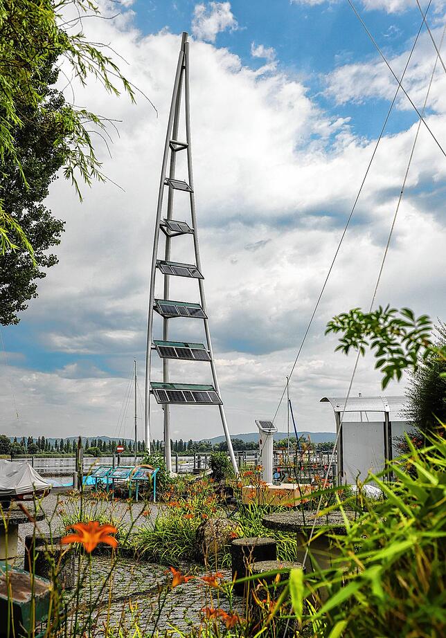 Bekanntes Wahrzeichen am Hafen Moos: Das Sonnensegel &ndash; eine frühe Konstruktion zur Gewinnung von Solarenergie.