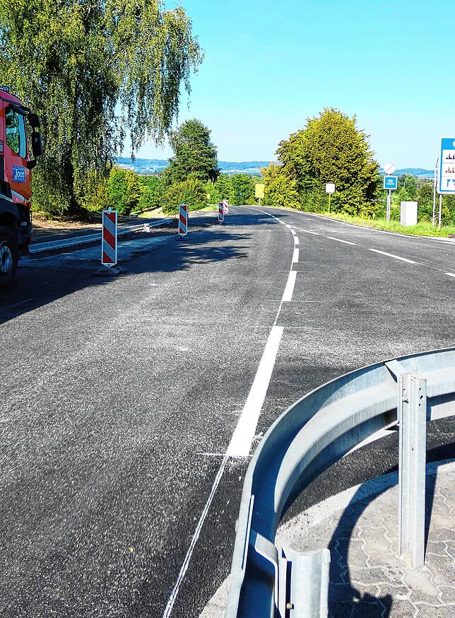 Blick vom Zollamt in Richtung Lottstetten, hier links ist der neue Haltestreifen zu sehen