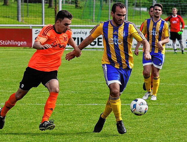 Lang ist es her: Zuletzt war Klaus Gallmann (rechts, gegen Cristian Parrino) vor fünf Jahren sporadisch für den FC Weizen im Einsatz. ...