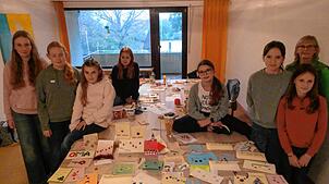 Bei dem von der katholischen Frauengemeinschaft organisierten Bastelnachmittag fertigten die Teilnehmerinnen mit großer Begeisterung ...
