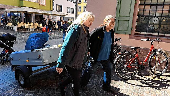 Mit Anhänger und Bollerwagen werden die Tauben von Helferinnen ans Villinger Zeughaus in den neuen Taubenschlag gefahren.