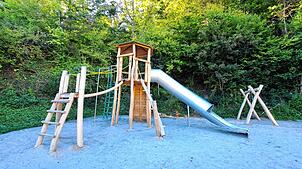 Nachher: Der Spielplatz in der Wehrer Schlossstraße ist erneuert worden. Auch die vielfach gewünschte Röhrenrutsche ist angeschafft und ...