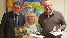 Bürgermeister Bernd Gombold zeichnete Sonja und Hans-Peter Zuch (von links) mit der Lebensrettungsmedaille des Ministerpräsidenten aus.