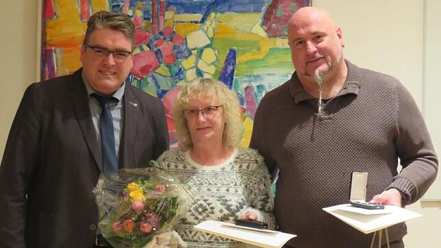 Bürgermeister Bernd Gombold zeichnete Sonja und Hans-Peter Zuch (von links) mit der Lebensrettungsmedaille des Ministerpräsidenten aus.