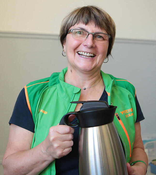 Claudia Kollmer aus Waldhausen ist zum ersten Mal Helferin im „Helfercafe“ in der Grundschule. Sie kümmert sich um Kaffee und leckeren ...