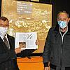 Ortsvorsteher Roland Maier (rechts) und Kreisarchäologe Jürgen Hald mit dem Buch &bdquo;Archäologische Ausgrabungen in Baden-Württemberg ...