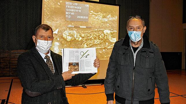 Ortsvorsteher Roland Maier (rechts) und Kreisarchäologe Jürgen Hald mit dem Buch &bdquo;Archäologische Ausgrabungen in Baden-Württemberg ...