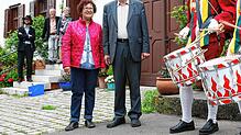 Vor ihrem Haus in Sigmaringen-Laiz spielt der Trommler- und Fanfarenzug der Narrenzunft Gole Winfried Kretschmann zum 70. ein Ständchen.