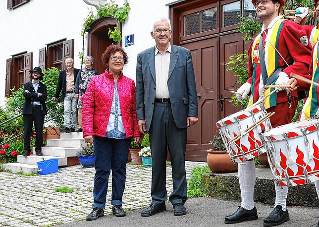 Vor ihrem Haus in Sigmaringen-Laiz spielt der Trommler- und Fanfarenzug der Narrenzunft Gole Winfried Kretschmann zum 70. ein Ständchen.