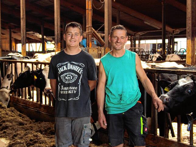 Timo (links) und Stephan Hamburger in ihrem Steinacker-Hof in Achdorf. Die Milchkühe leiden bei Temperaturen ab 25 Grad Celsius unter ...