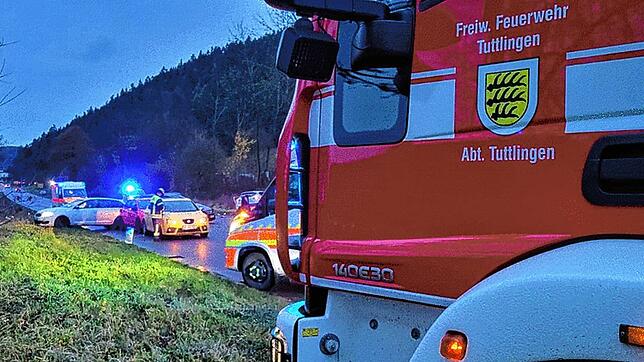 Einsatz für die Tuttlinger Feuerwehr am Dienstagmorgen: Fünf Autos sind auf der B14 ineinander gekracht.