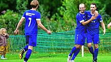 Louis Münzer (Nr. 7), Florian Kleinhans und Tristan Schwörer (rechts) von der SG Oberbaldingen/Öfingen freuen sich über den Treffer zum ...