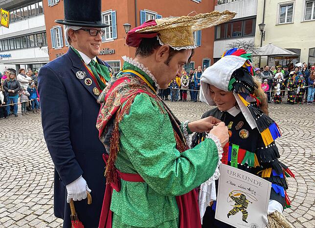 Bild 3: Große und kleine Hänsele ließen die Karbatschen in Überlingen knallen