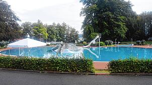 Das 2021 sanierte Waldbad in Bad Säckingen. 2025 steigen die Eintrittspreise.