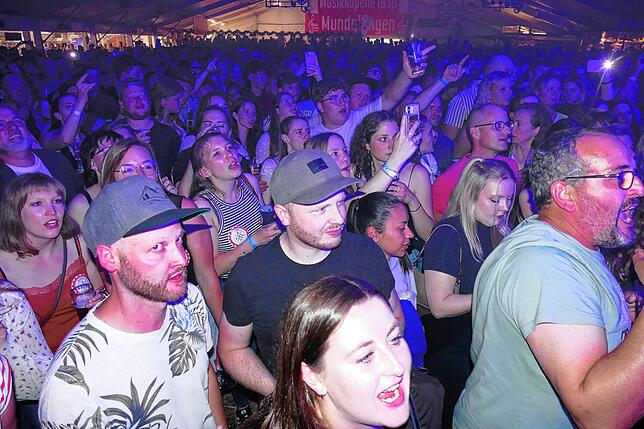 Bild 21: 3000 Gäste in Trance – Auftritte der Brotäne Herdepfl und Stubete Gäng bringen Festzelt zum Beben