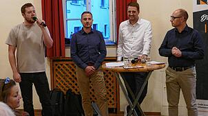 Andreas Kupferschmid (links) dankt Martin Schmid und Maximilian Baumann für die Moderation des Abends mit Bürgermeister Patrick Haas ...