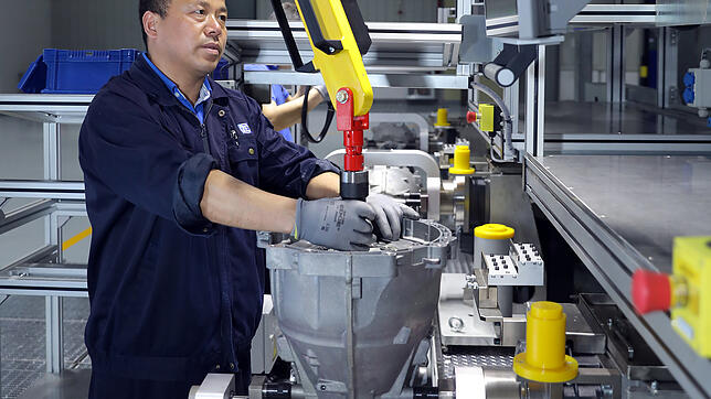 Getriebemontage bei ZF Friedrichshafen in Schanghai.