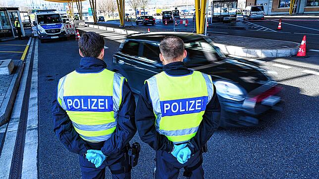 Einreisekontrollen werden nach wie vor stichprobenartig vorgenommen, daran soll sich auch nichts ändern. Wer ab Sonntag aus einem ...