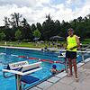 Gesperrt sind hier aktuell nur die Start-Blöcke: Schwimmmeister Nicola Ambrosini bei der Arbeit. Bilder: Franziska Zeller