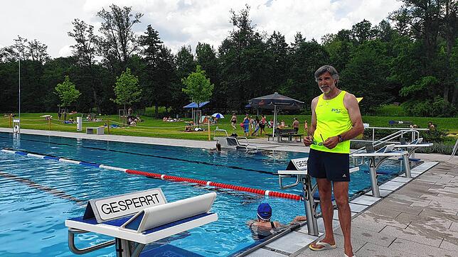 Gesperrt sind hier aktuell nur die Start-Blöcke: Schwimmmeister Nicola Ambrosini bei der Arbeit. Bilder: Franziska Zeller