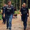 „Tatort“-Kommissar Friedemann Berg (Mitte) ist mit der Hundestaffel auf der Suche nach zwei Verdächtigen. Banyo (links) und Sascha ...