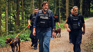 „Tatort“-Kommissar Friedemann Berg (Mitte) ist mit der Hundestaffel auf der Suche nach zwei Verdächtigen. Banyo (links) und Sascha ...