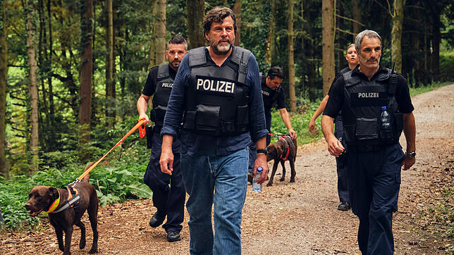 „Tatort“-Kommissar Friedemann Berg (Mitte) ist mit der Hundestaffel auf der Suche nach zwei Verdächtigen. Banyo (links) und Sascha ...