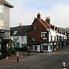 Lewes liegt in der südenglischen Grafschaft Sussex, nordöstlich der Hafenstadt Brighton.