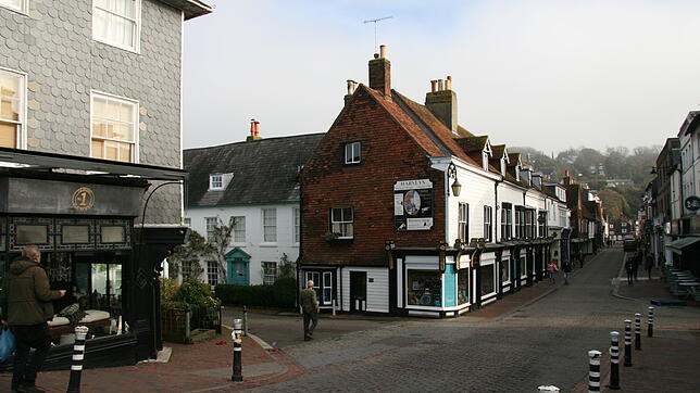 Lewes liegt in der südenglischen Grafschaft Sussex, nordöstlich der Hafenstadt Brighton.