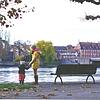 Spazieren gehen mit der Tochter an der Hand: Die Weihnachtskarte von Nese Erikli zeigt die Landtagsabgeordnete am Ufer nahe der alten ...