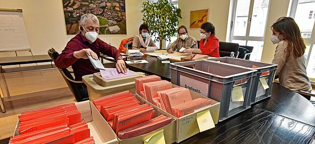 Briefwahlsortierung im Sitzungssaal des Hüfinger Rathauses