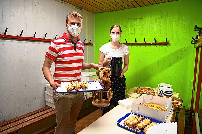 Giovanni Costantino und Julia Merkle sind für das Catering zuständig. Den Helfern werden verschieden Gebäcke, Brezeln, Obst und Kaffee ...