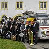 Geburtstagsbild mit Oldtimerbus: Die Gruppe &bdquo;D&lsquo;Alläfänzigä&ldquo; aus Immendingen und Umgebung feiert 2022 ihr 20-jähriges ...