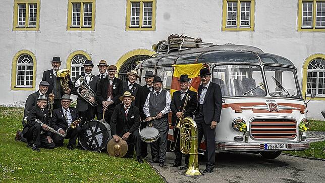 Geburtstagsbild mit Oldtimerbus: Die Gruppe &bdquo;D&lsquo;Alläfänzigä&ldquo; aus Immendingen und Umgebung feiert 2022 ihr 20-jähriges ...