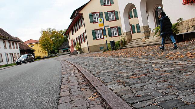 Auf 18 Zentimeter soll der Bordstein an der Haltestelle Rathaus-Wangen angehoben werden. Das finden nicht alle gut.