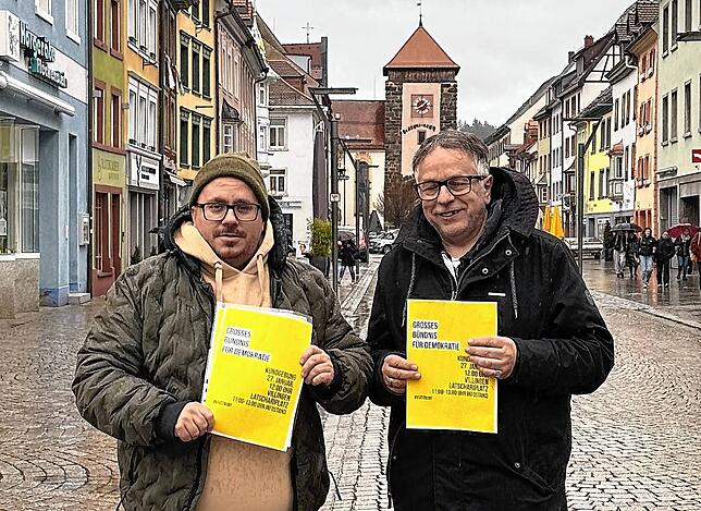 Nicola Schurr (links) und Axel Killmann vom Bündnis „VS ist BUNT“ präsentieren am Montag, 22. Januar, in VS-Villingen die ...