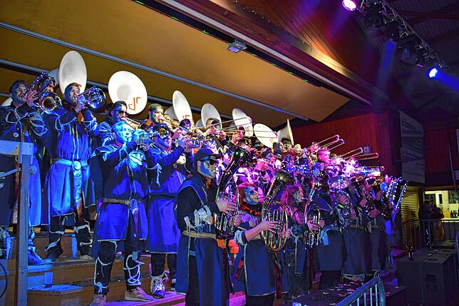 Bild 9: Gigantische Partynacht in Nöggenschwiel: 700 Guggenmusiker rocken mit DJs in drei Zelten!