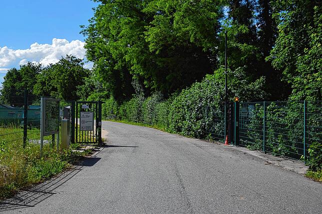 Das Tor zum Entsorgungsbetrieb ist ab 24. Juni wieder regelmäßig offen. In den vergangenen Monaten war hier immer geschlossen.