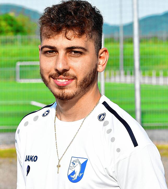 Angelo Armenio (24) lebt in Waldshut und arbeitet als selbstständiger Finanz- und Immobilienkaufmann. Mit Fußball begann Armenio beim ...
