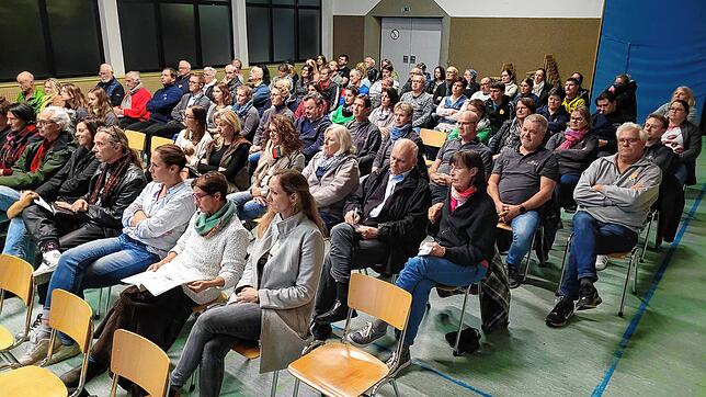 Mehr als 60 Bürgern nahmen in der Turn- und Festhalle an der Gemeinderatssitzung für den Standortbeschluss des neuen Hauses der Vereine ...