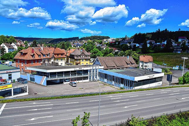 So sah es früher aus: Das ehemalige AHG-Autohaus musste für den Neubau des Aldi-Marktes weichen. Das Bild entstand im Sommer 2020.