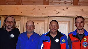 Thomas Diewald, Emil Buhr und Edmund Rummel (von links) wurden für 50-jährigen Dienst in der Bergwacht ausgezeichnet, Dominik ...