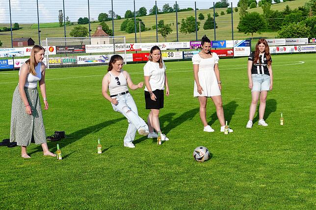Bild 22: Bezirksligameister SV Aasen gewinnt zum Rundenabschluss mit 7:1 und feiert ausgelassen den Aufstieg