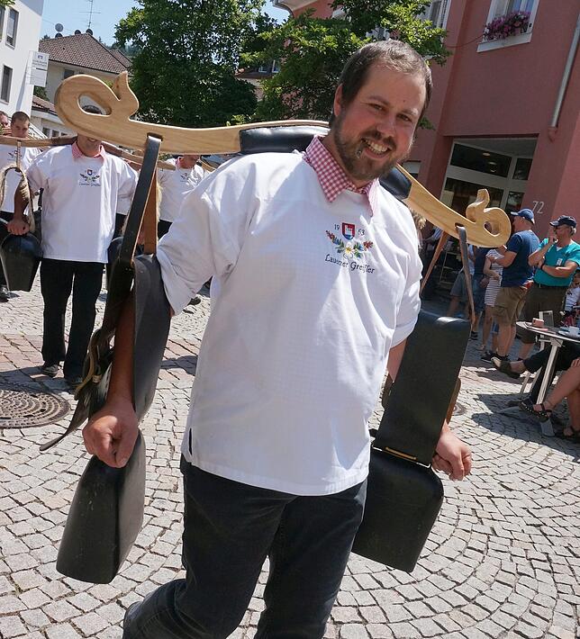 Mit Glocken: Die Greiflervereiniung Lauerz lässt sie beim Schwyzertags-Umzug ausgiebig erklingen.