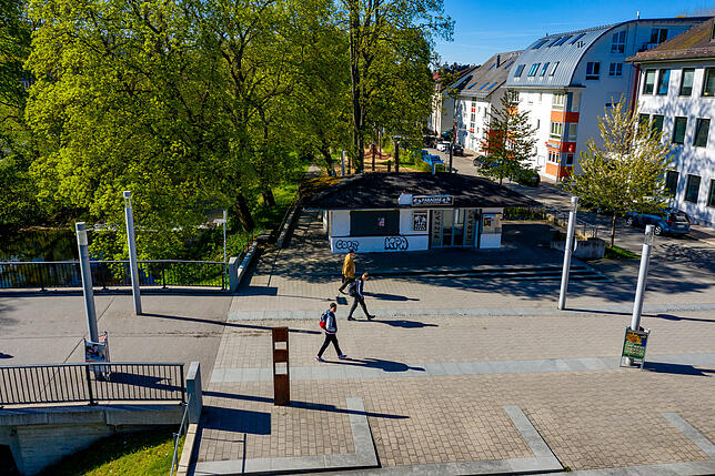 Das Gebäude, das früher auch als Kiosk genutzt wurde, liegt direkt an der Brigach.