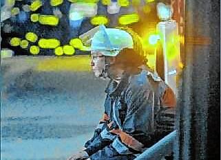Lörrach im Schockzustand: Ein Feuerwehrmann sitzt am Abend des 19. September 2010 sichtlich erschöpft an seinem Einsatzfahrzeug.