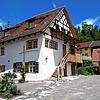 Das zweigeschossigeRebmannshaus, Im Eckteil 24 in Sipplingen, das aus dem Jahre 1662 stammt, wurde von der Meersburger Firma Holzbau ...