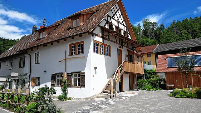Das zweigeschossigeRebmannshaus, Im Eckteil 24 in Sipplingen, das aus dem Jahre 1662 stammt, wurde von der Meersburger Firma Holzbau ...